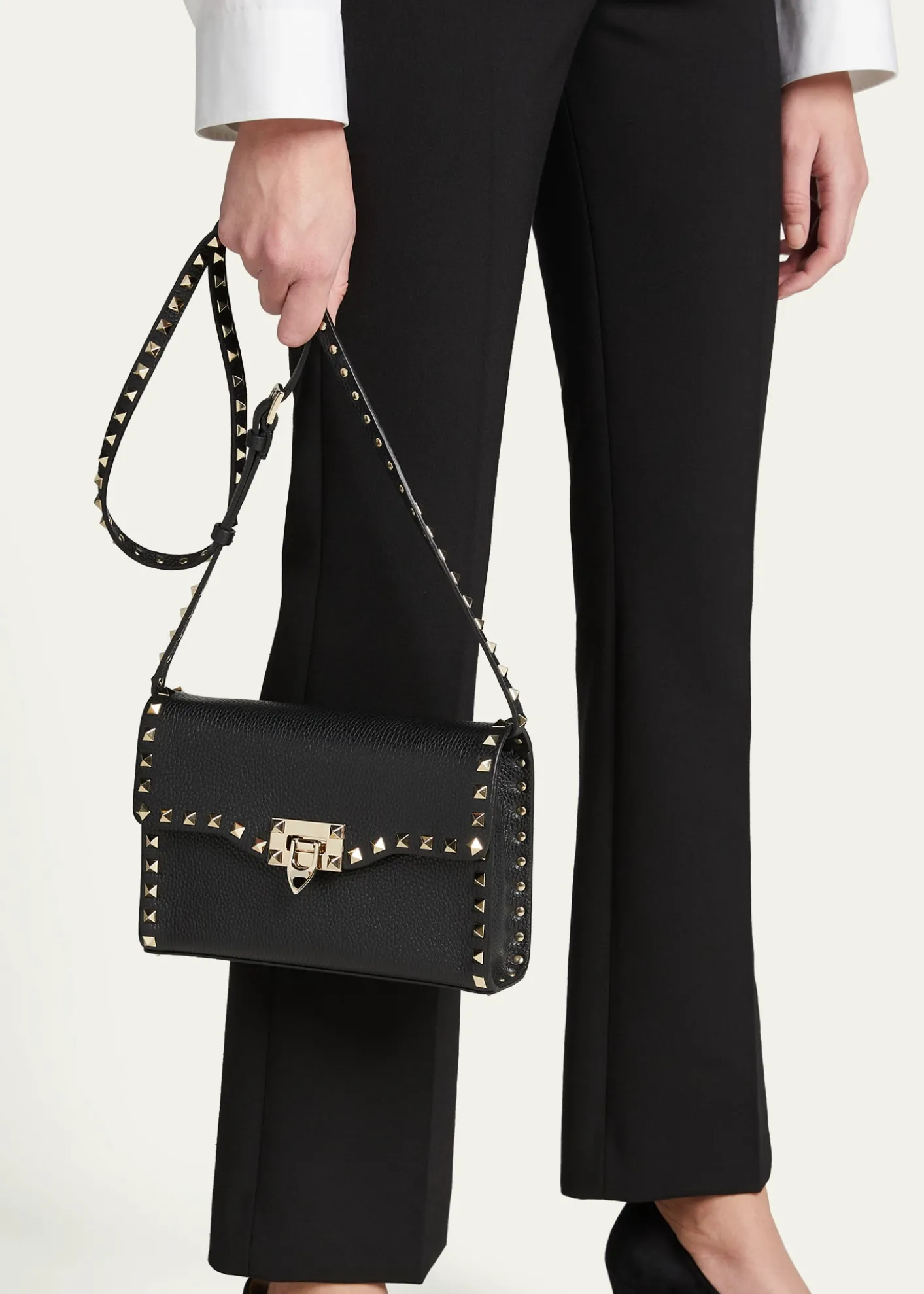 Valentino GaravaniRockstud Medium Shoulder Bag